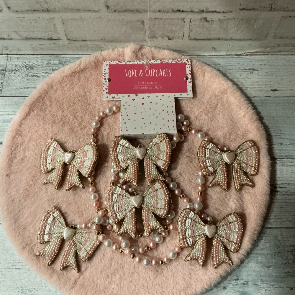LOVE AND CUPCAKES Beaded Bow Garland Decor
